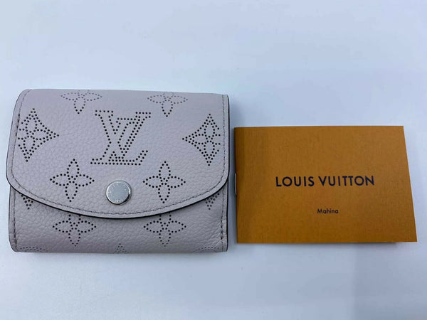Shop Louis Vuitton MAHINA Iris compact wallet (M81237) by RionaLise