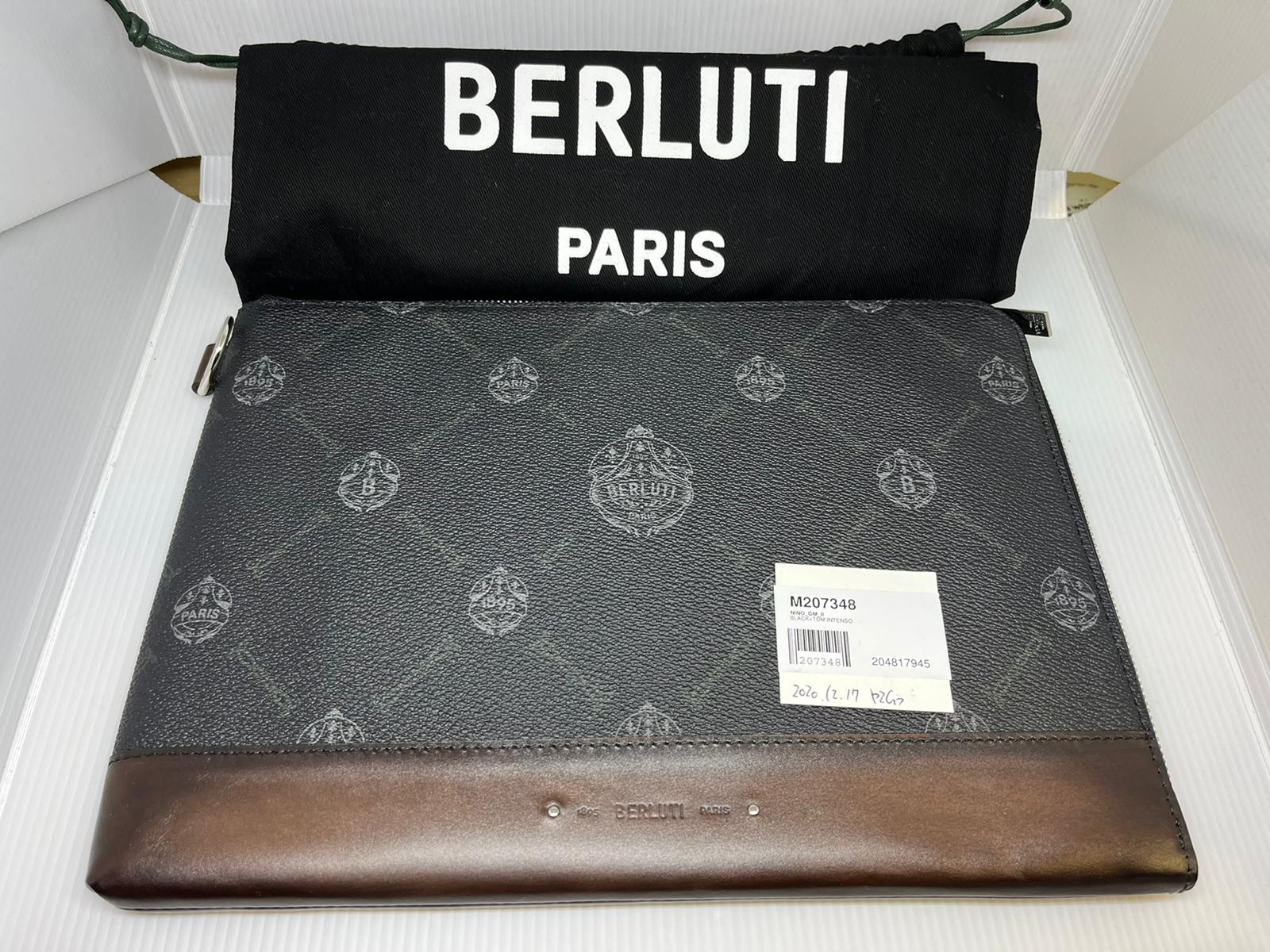 バッグ BERLUTI NINO GM Silver Scritto ClutchBag Berluti Nino GM Canvas & Leather Clutch M207348