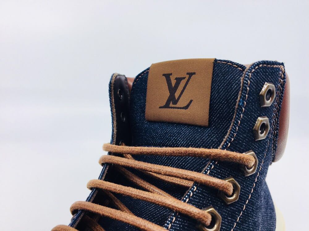 Louis Vuitton Men display picture 1