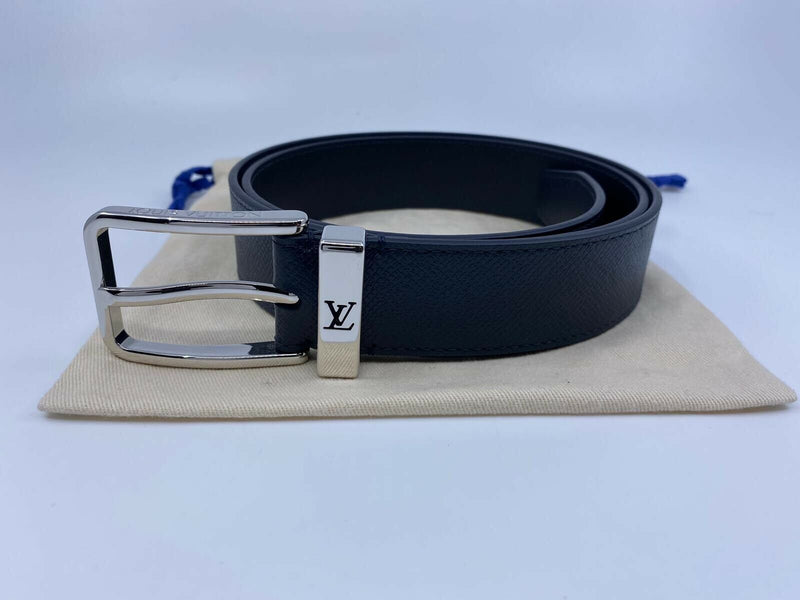 Louis Vuitton Men's Navy Taiga Leather Pont Neuf Belt M9451 – Luxuria & Co.