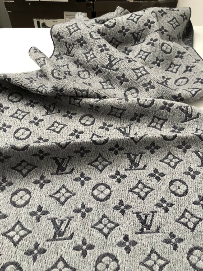 Louis Vuitton Men's Gray Wool Monogram Classic Scarf M70932 – Luxuria & Co.