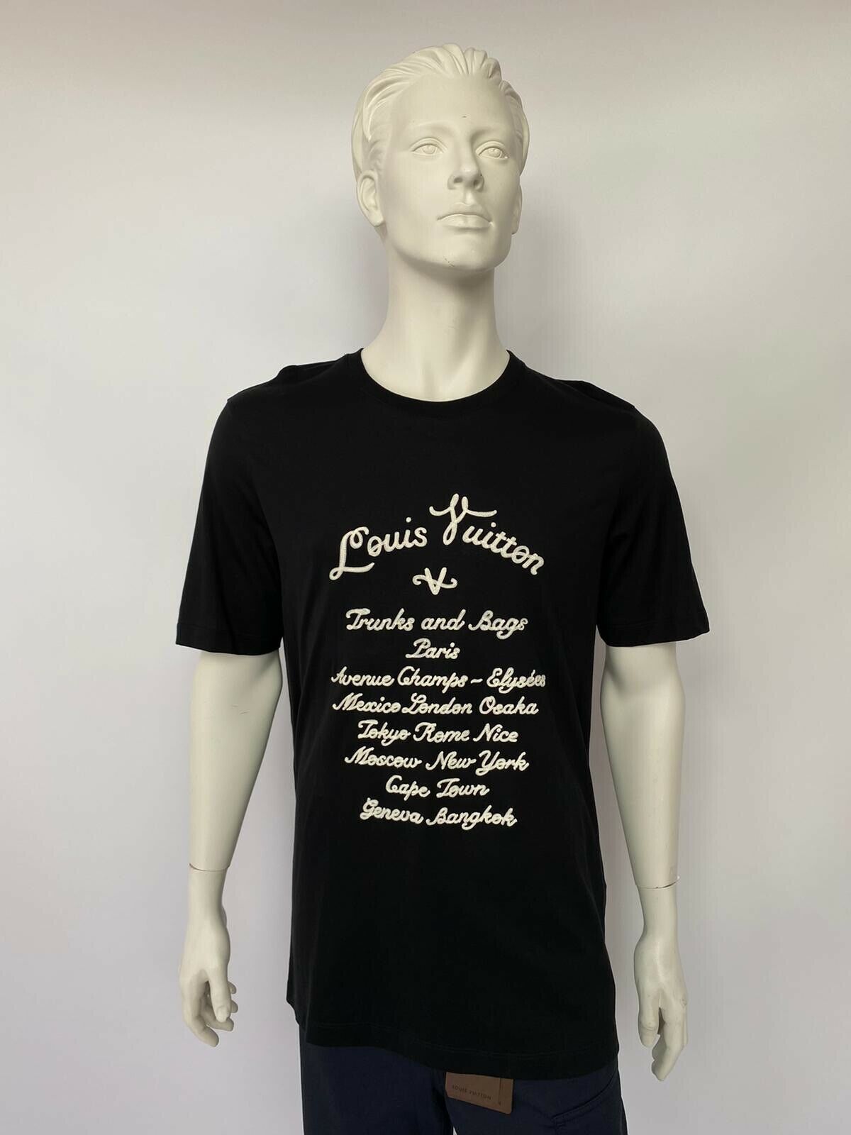 Louis Vuitton Legendary Trunks Tシャツ Louis Vuitton Black Legendary Trunks T-Shirt – Savonches