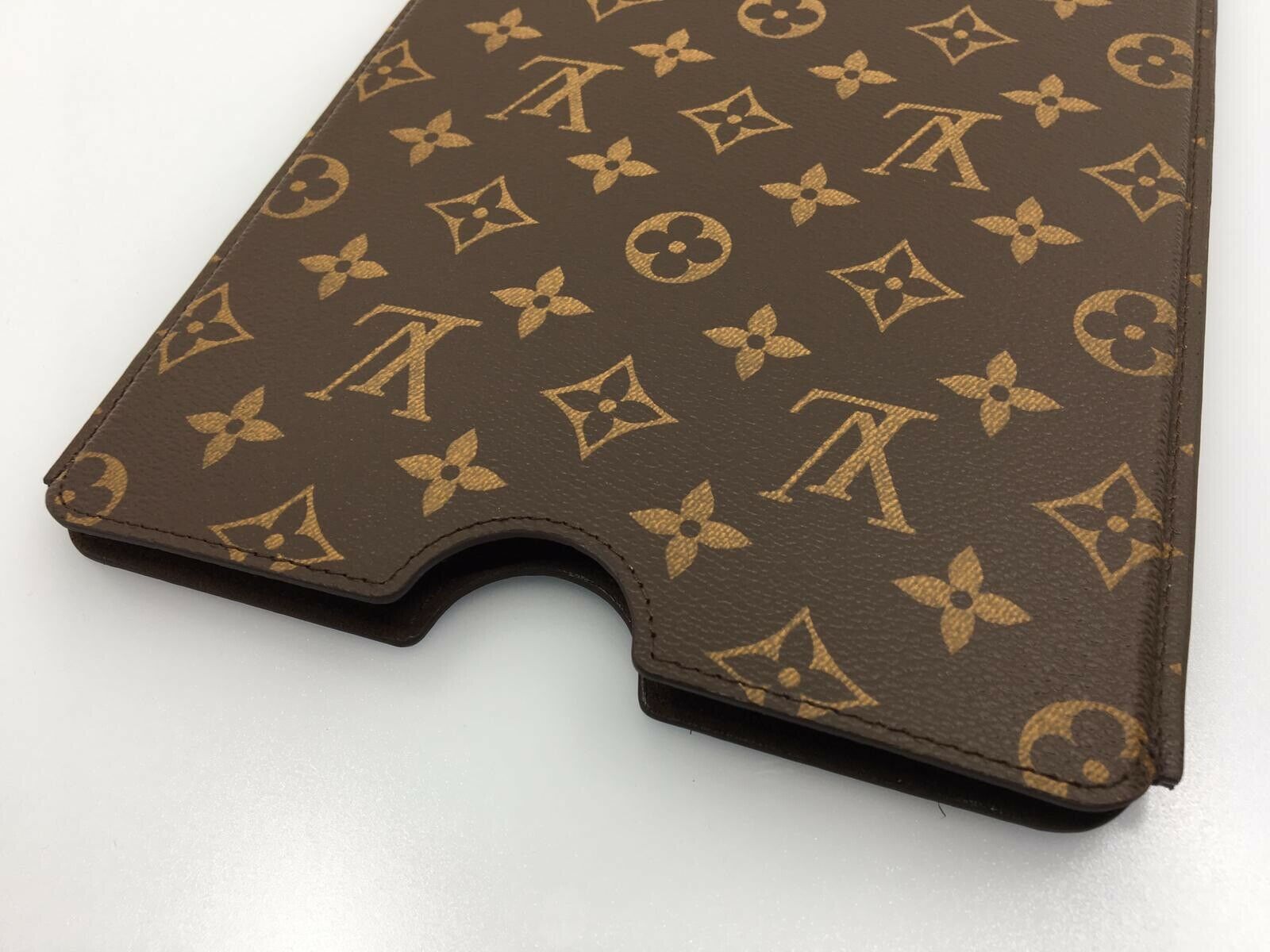 Louis Vuitton Monogram Hardcase Ipad Air 2 Case M61258 – Luxuria & Co.