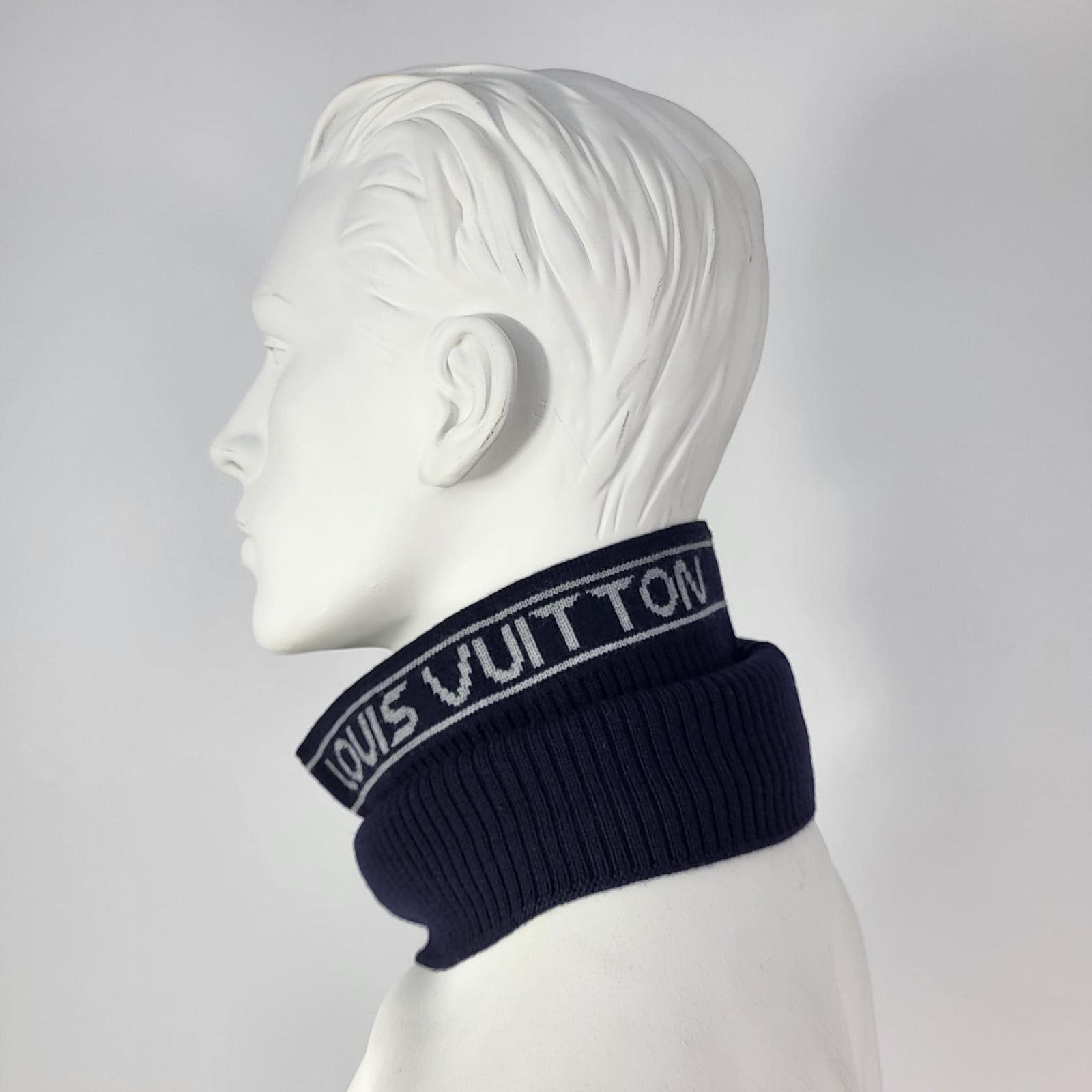 Louis Vuitton Men's Navy Wool Gravity Neck Warmer MP2237 – Luxuria