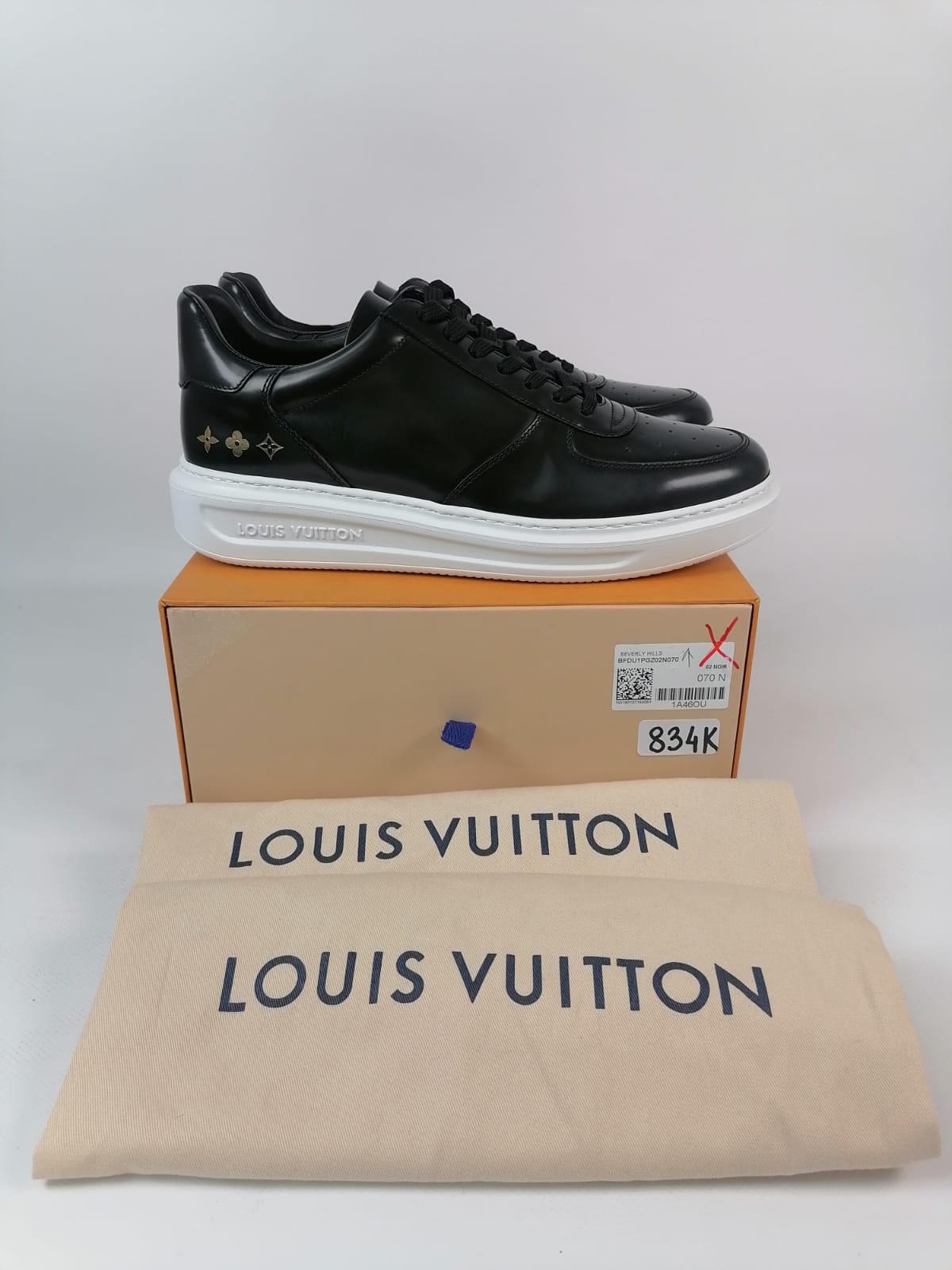 Louis Vuitton Men display picture 3