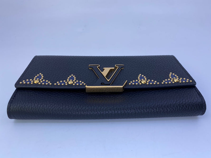 Capucines leather wallet Louis Vuitton Navy in Leather - 33381180