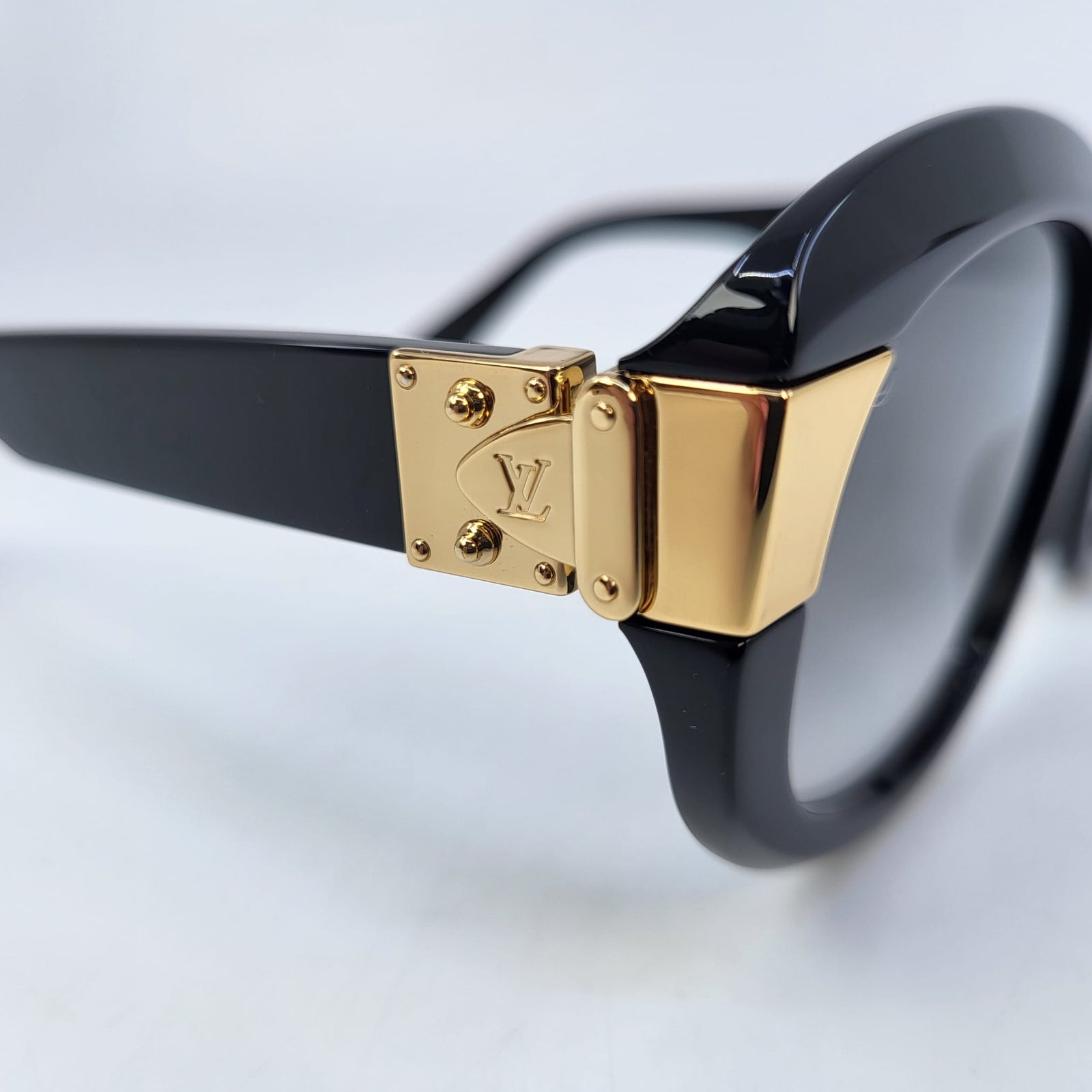 Louis Vuitton Women's Charade Black W Sunglasses Z1391W – Luxuria