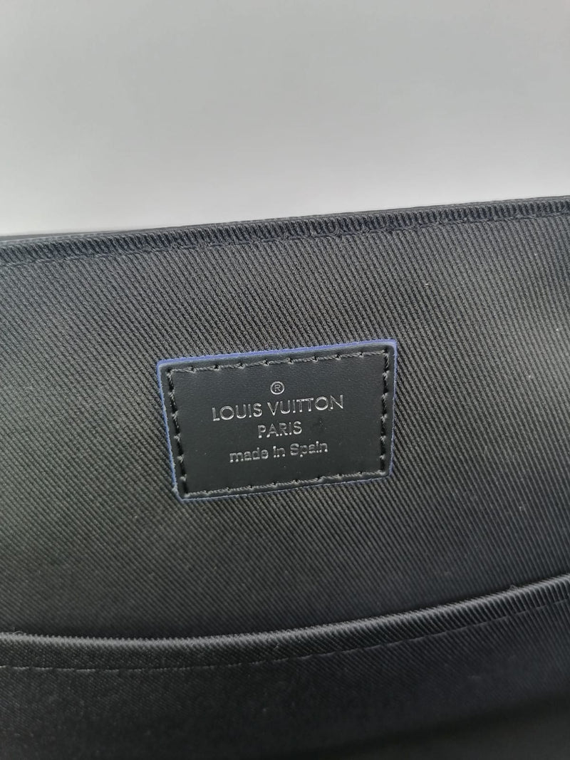Louis Vuitton Men's Damier Graphite World Map District PM Messenger Bag –  Luxuria & Co.
