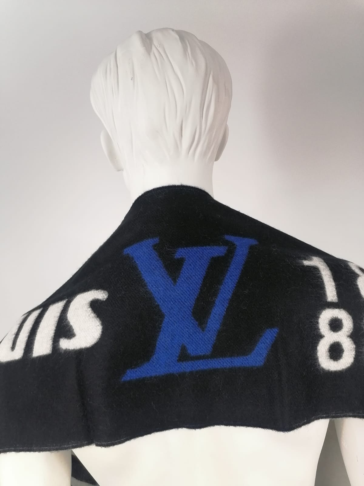 Louis Vuitton Men's Black Wool & Cashmere LV Forward Scarf M73439