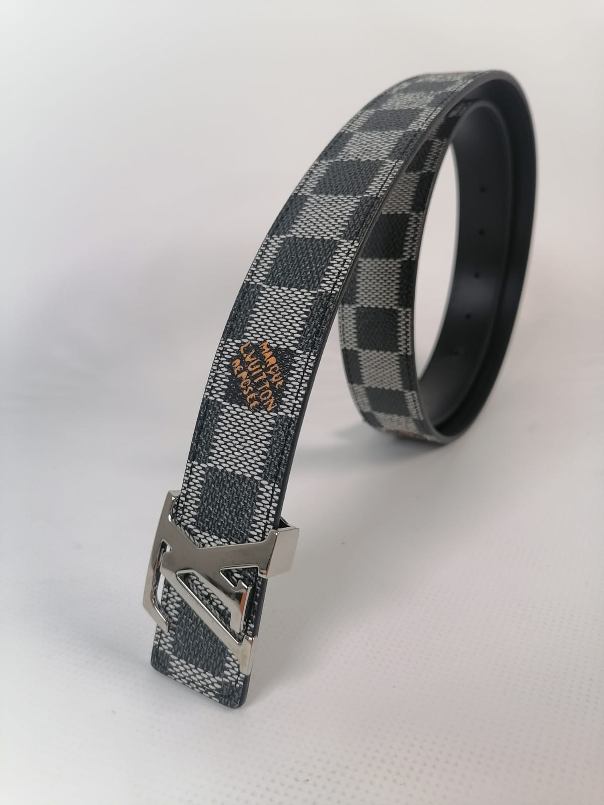 Louis Vuitton チェック柄 レザーベルト LOUIS VUITTON チェック柄レザーベルト ベルト・LV イニシャル