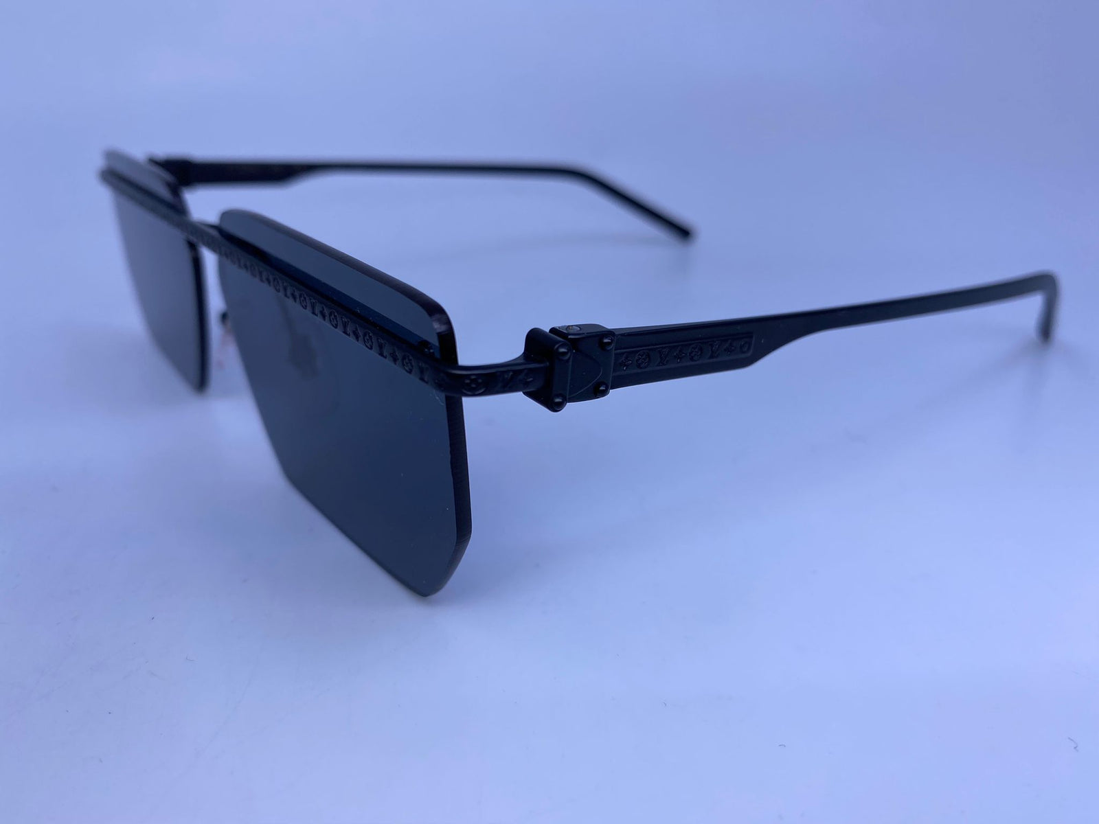 LOUIS VUITTON ルイヴィトン LVライン モノグラム サングラス アイウェア ブラック Z1205U Louis Vuitton Men's LV Line Black U Sunglasses Z1205U – Luxuria & Co.