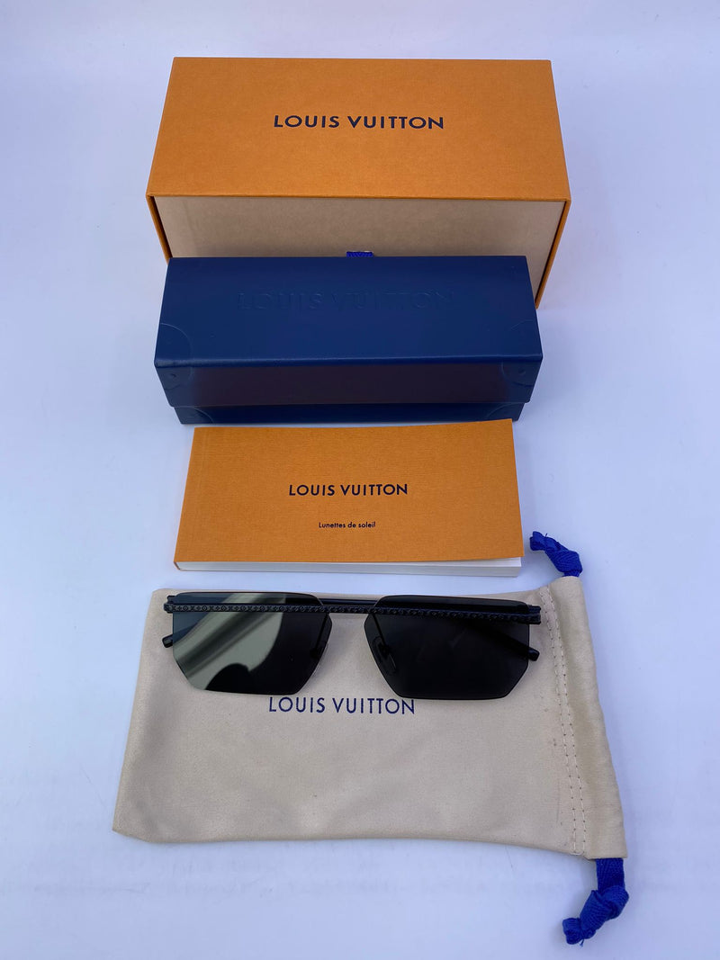 Louis Vuitton LV Shadow Square Sunglasses Black Plastic. Size U