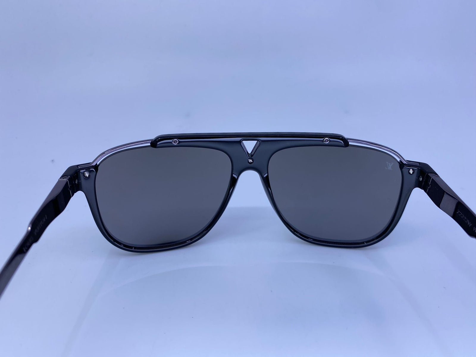 ＬＯＵＩＳ　ＶＵＩＴTＮ Louis Vuitton Men's Mascot Black Silver W Sunglasses Z2323W