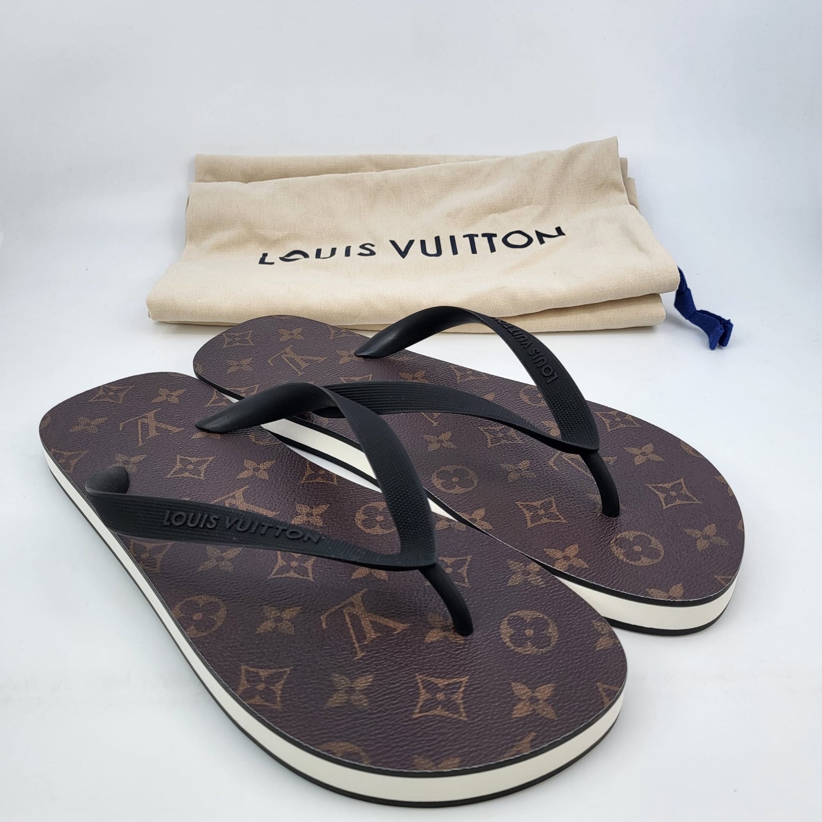 Louis Vuitton Men display picture 3