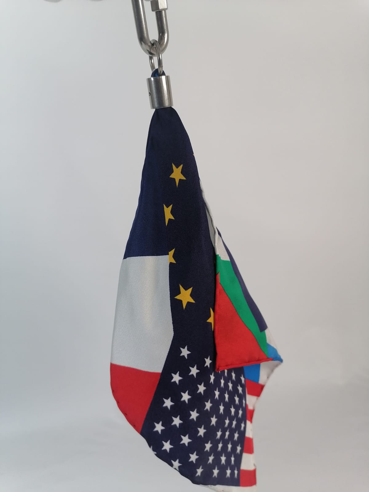希少　LOUIS VUITTON ビジューサックフラッグス MP2485国旗 Louis Vuitton Silks Flag Bag Charm MP2485 – Luxuria & Co.