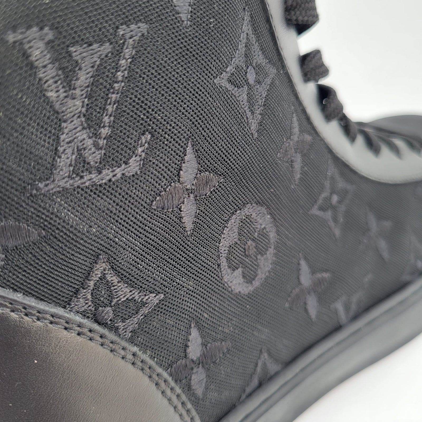 LOUIS VUITTON ハイヒール 本革 シルバーロゴ ブラック 2228T LOUIS VUITTON ハイヒール 本革 シルバーロゴ ブラック 2228T