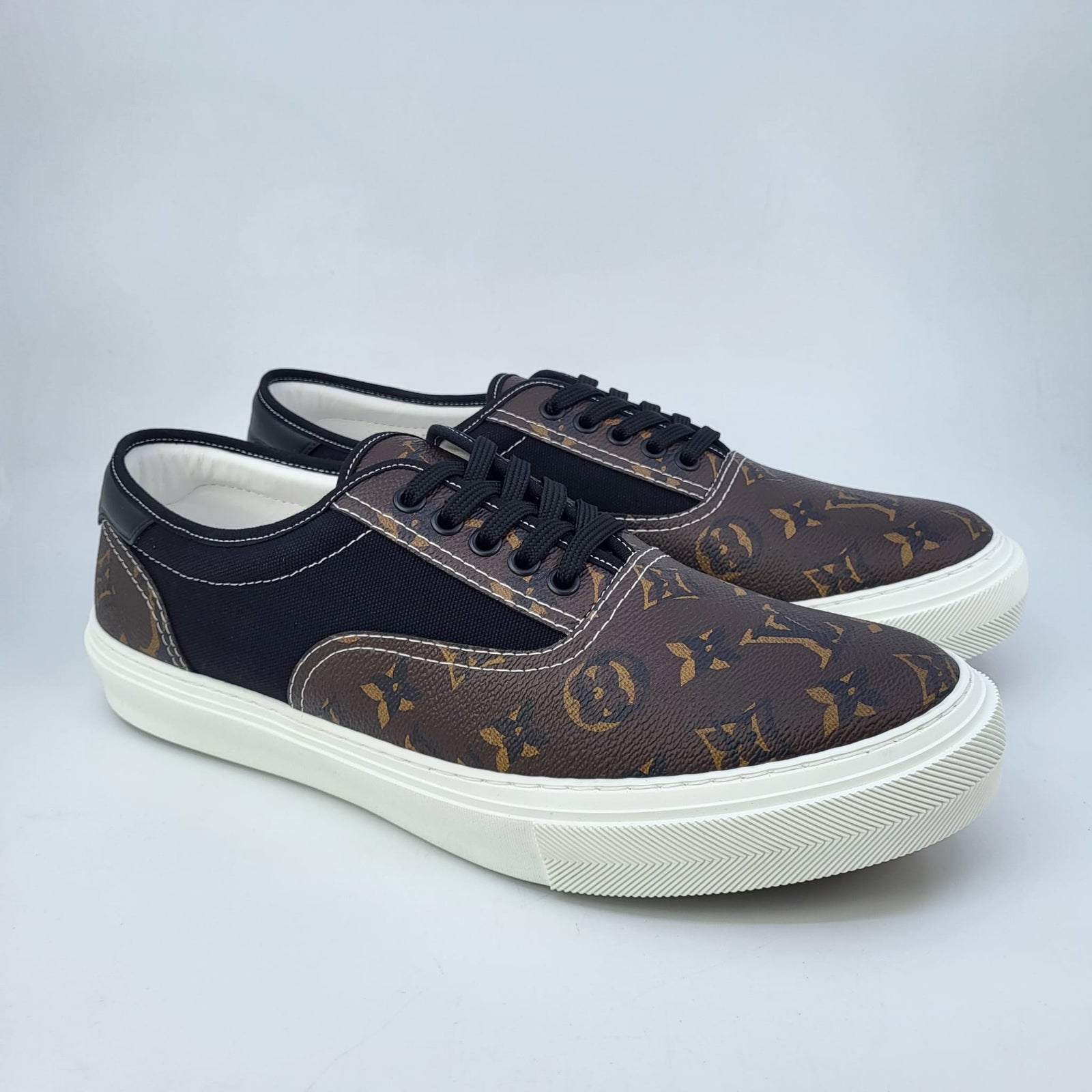 Louis Vuitton Men display picture 1