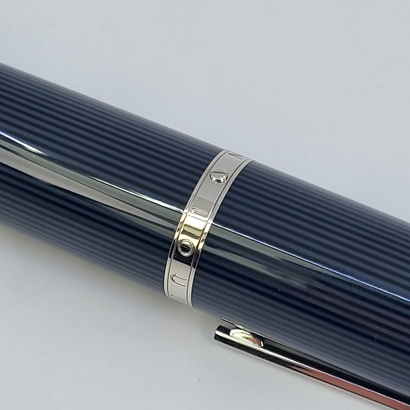 Louis Vuitton Men's Cargo Roller Ball Pen Graphite – Luxuria