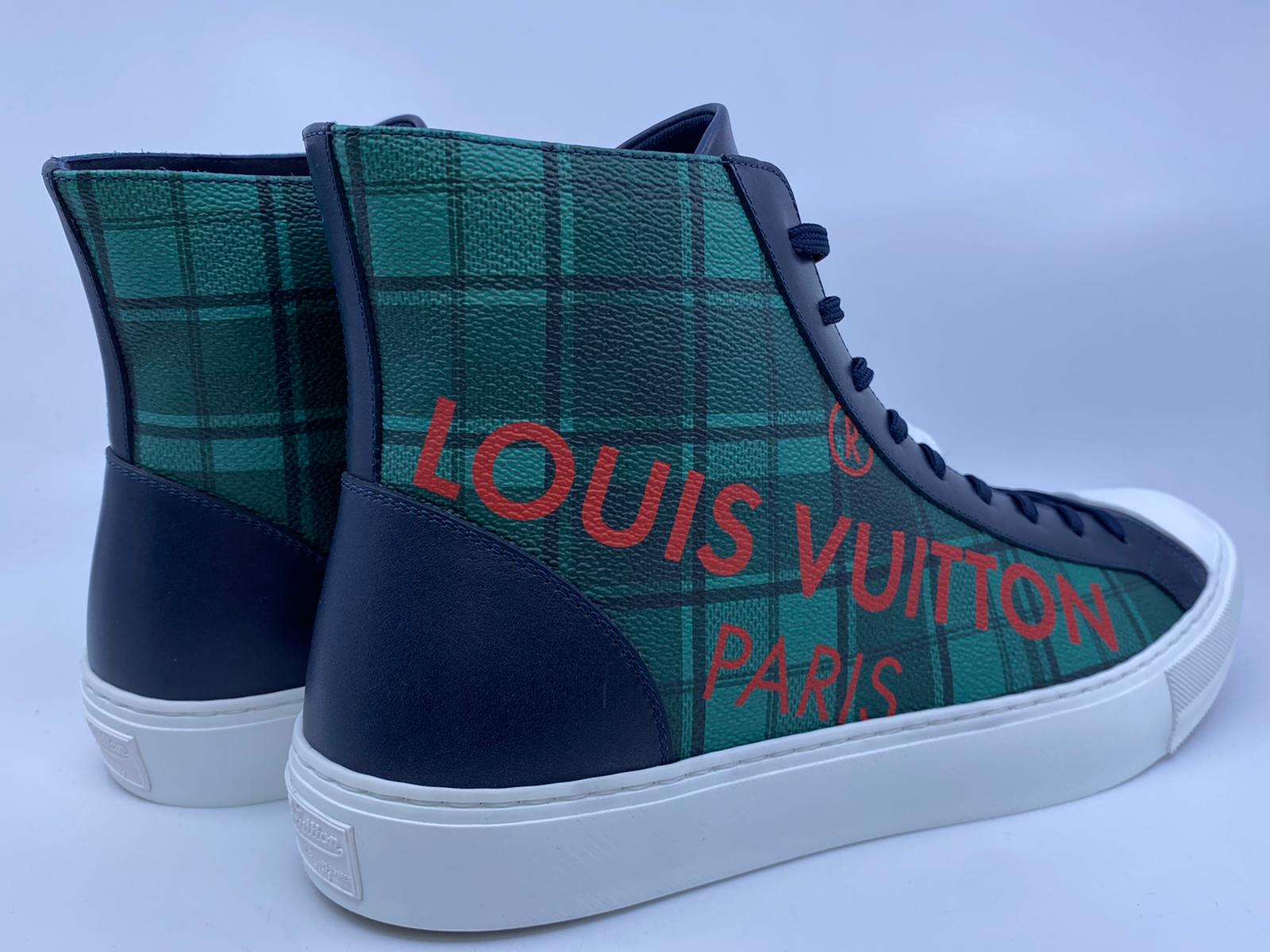 Louis Vuitton Men display picture 1