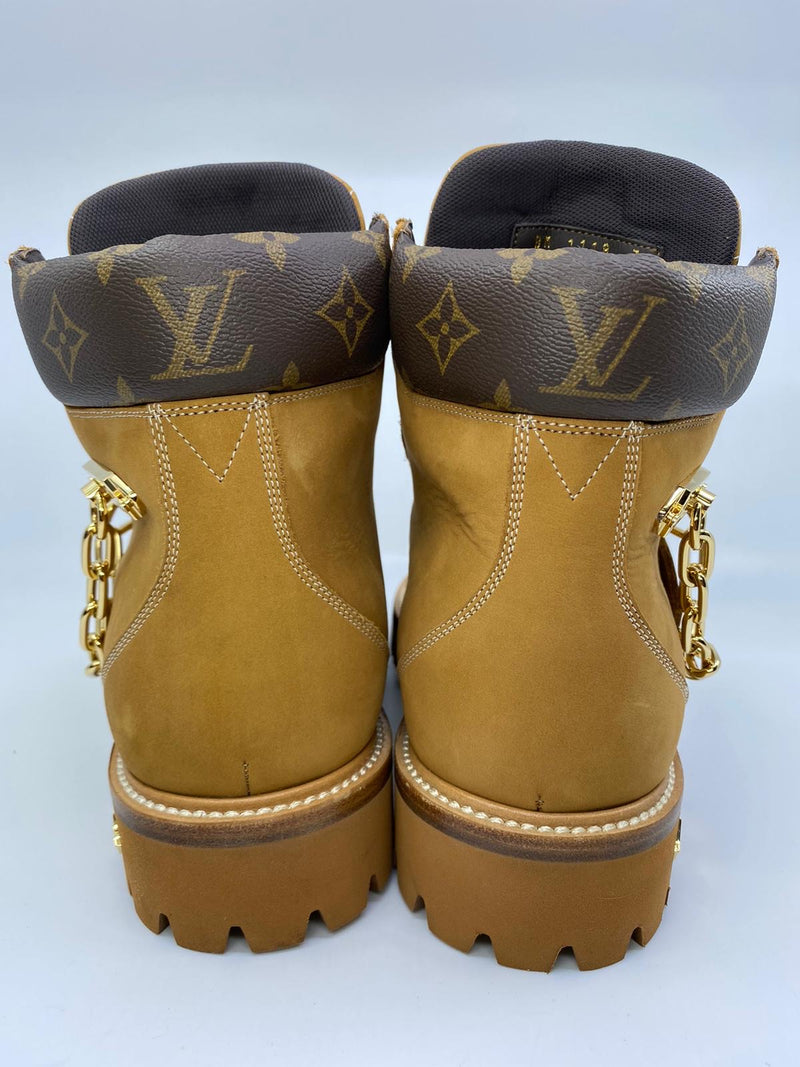 Louis Vuitton Men's Beige Suede LV Creeper Ankle Boot – Luxuria & Co.