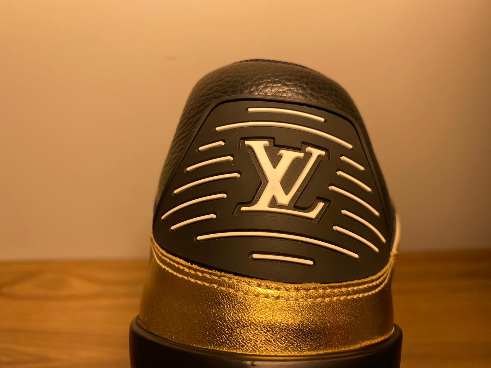 Louis Vuitton 銘流 Louis Vuitton Men's Balck & Gold Leather Zig Zag Sneaker