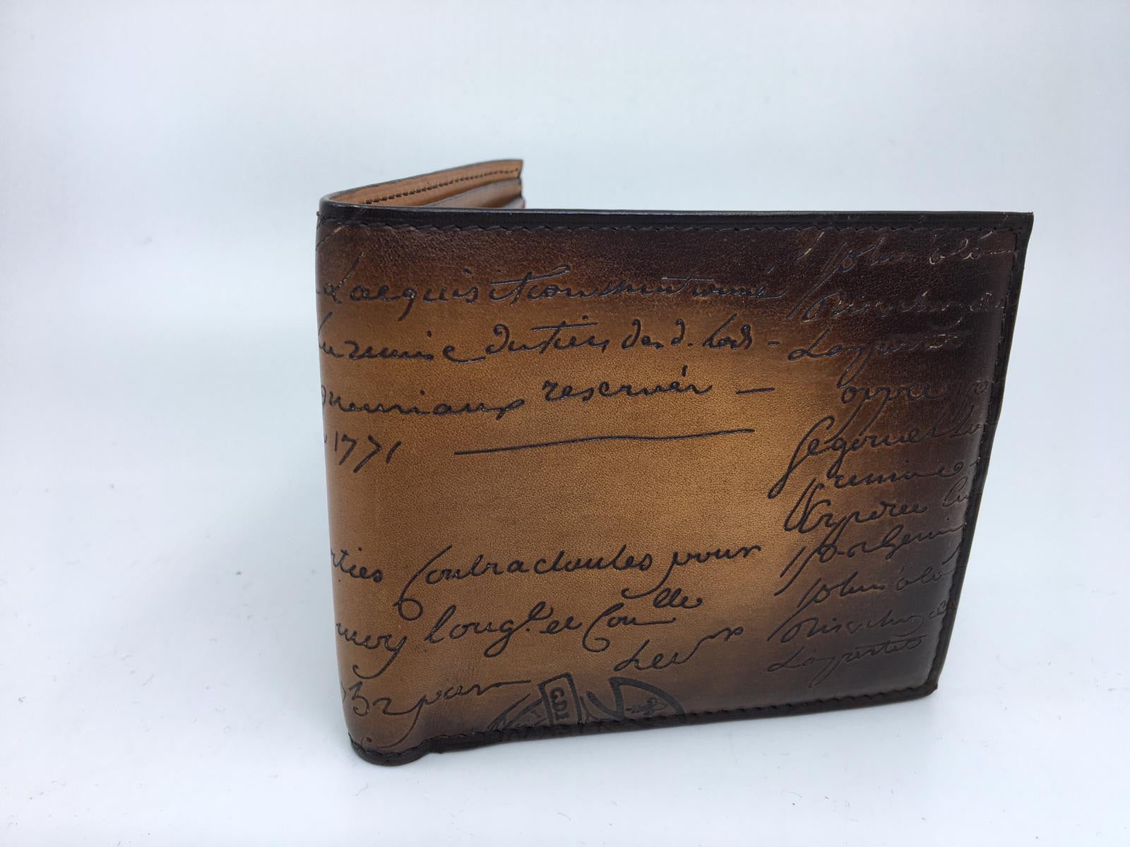 【Berluti】Makore Scritto Leather Compact Wallet 財布 Makore Scritto Leather Compact Wallet | Berluti US